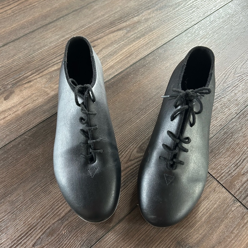 Black tap shoes size 7.  Excellent condition